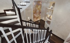 Лестница в загородном коттедже классического стиля