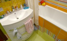 Ванная комната 6 кв. м для детей, на втором этаже загородного дома, классический стиль