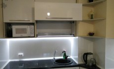 Угловой кухонный гарнитур в белом глянцевом исполнении от Premier Garden