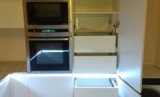 Кухонный гарнитур с декоративной подсветкой 