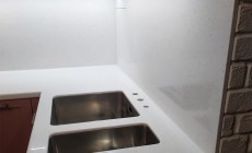 Столешница с кухонным фартуком из искусственного камня Hi-Macs W001 Ice Queen 