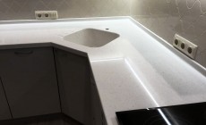 Кухонная столешница с мойкой из искусственного камня Hi-Macs