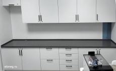 Чёрная кухонная столешница из искусственного камня Hi-Macs для белой кухни 