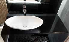 Чёрная столешница со свесом для ванной из искусственного камня Hanex 
