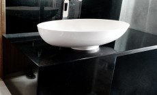 Чёрная столешница со свесом для ванной из искусственного камня Hanex 