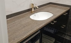 Выраженные текстуры в интерьере ванной - столешница из искусственного камня Hanex