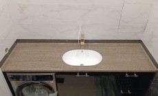 Выраженные текстуры в интерьере ванной - столешница из искусственного камня Hanex