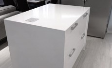 Стол с ногами из искусственного камня Hi-Macs белого цвета