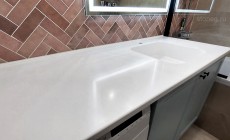 Интегрированная раковина со столешницей из камня Hi-Macs над стиральной машиной