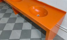 Hi-Macs S027 Orange Solid Стол с интегрированными раковинами и ногами из искусственного камня