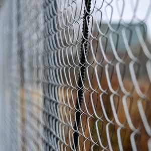 Забор из сетки рабицы 