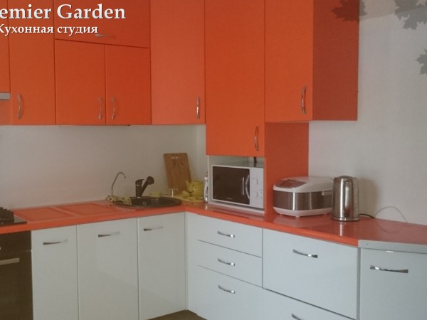 Яркая кухня для загородного дома от Premier Garden