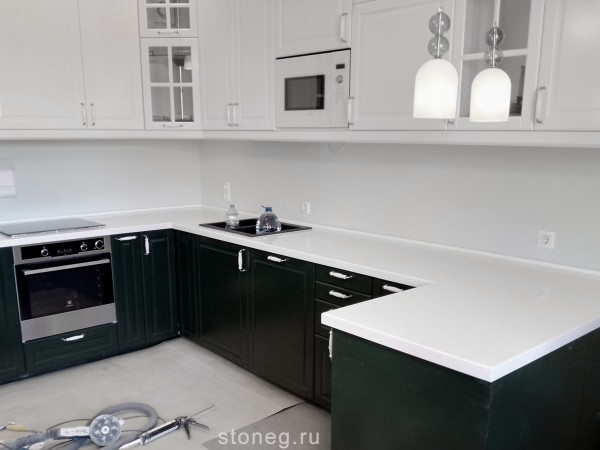 Staron: белая кухонная столешница из искусственного камня