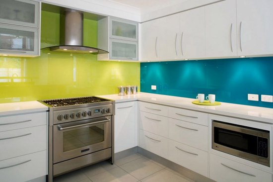 Сочетание зеленого цвета с синим в интерьере кухни