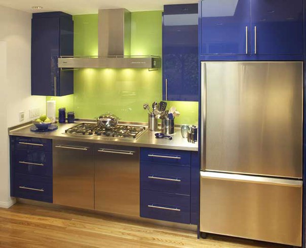 Сочетание зеленого цвета с синим в интерьере кухни