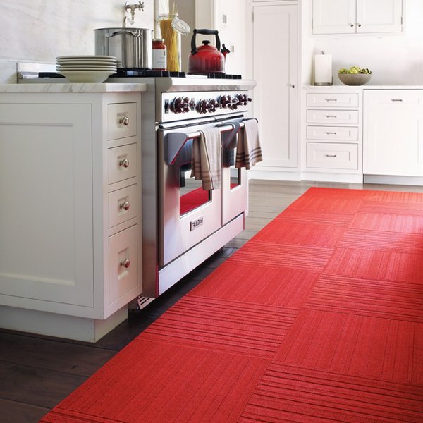 Красный пол на кухне