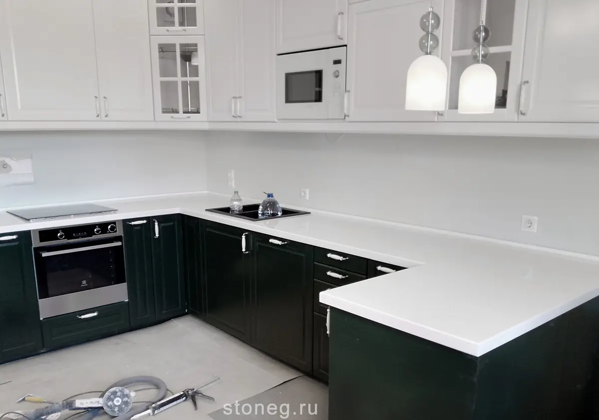 Staron: белая кухонная столешница из искусственного камня 1