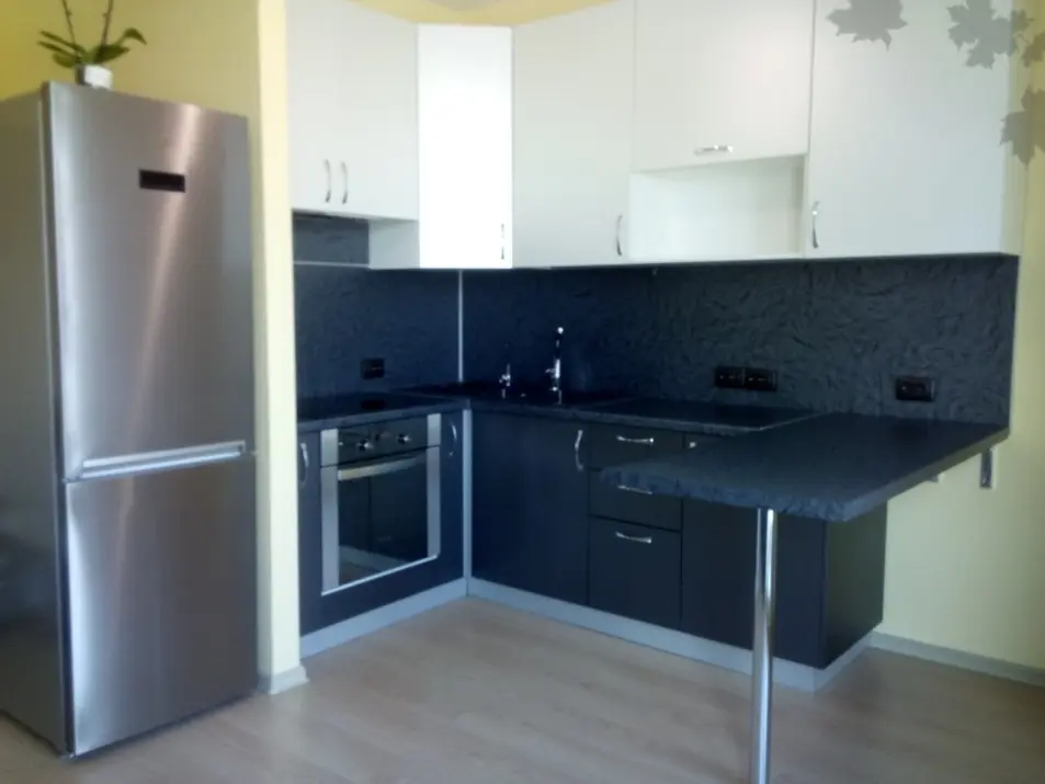 Кухня с барной стойкой для студии в ЖК Legenda от Premier Garden 1