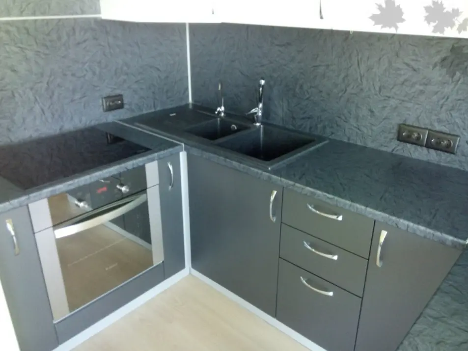 Кухня с барной стойкой для студии в ЖК Legenda от Premier Garden 3
