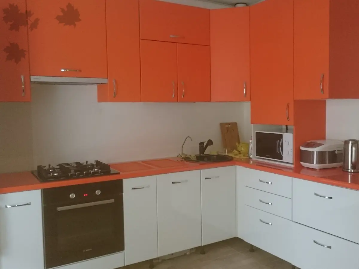 Яркая кухня для загородного дома от Premier Garden 4
