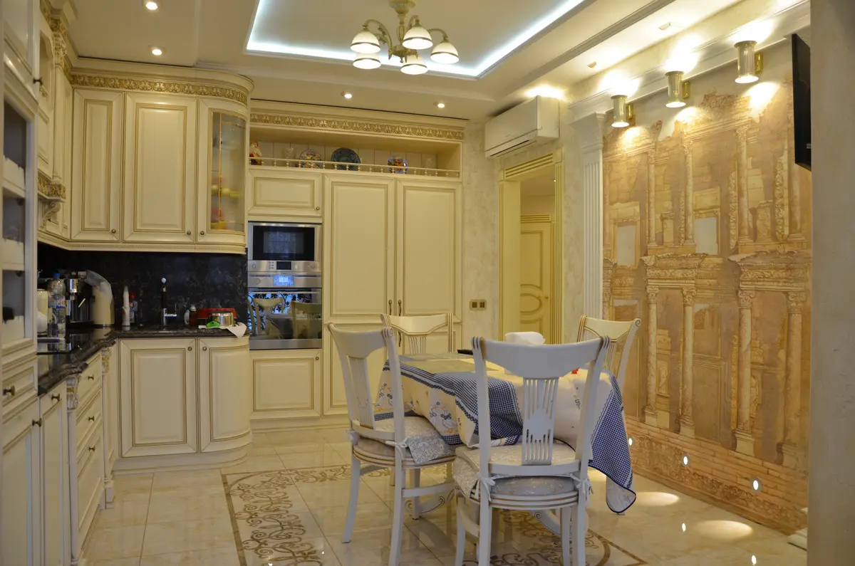 Кухня в трехкомнатной квартире            2