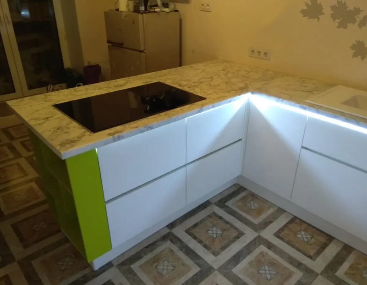 Кухонный гарнитур с декоративной подсветкой  6
