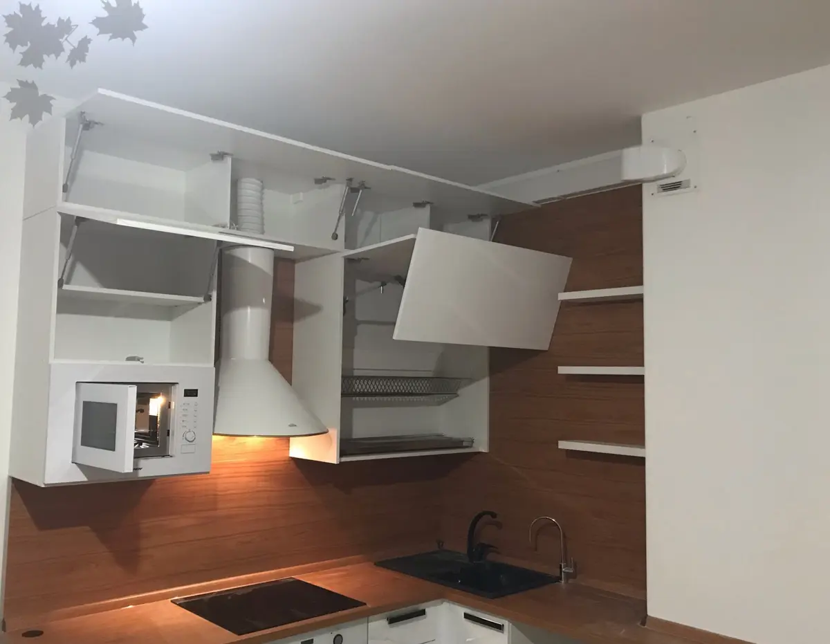 Белая кухня с деревом от Premier Garden  2