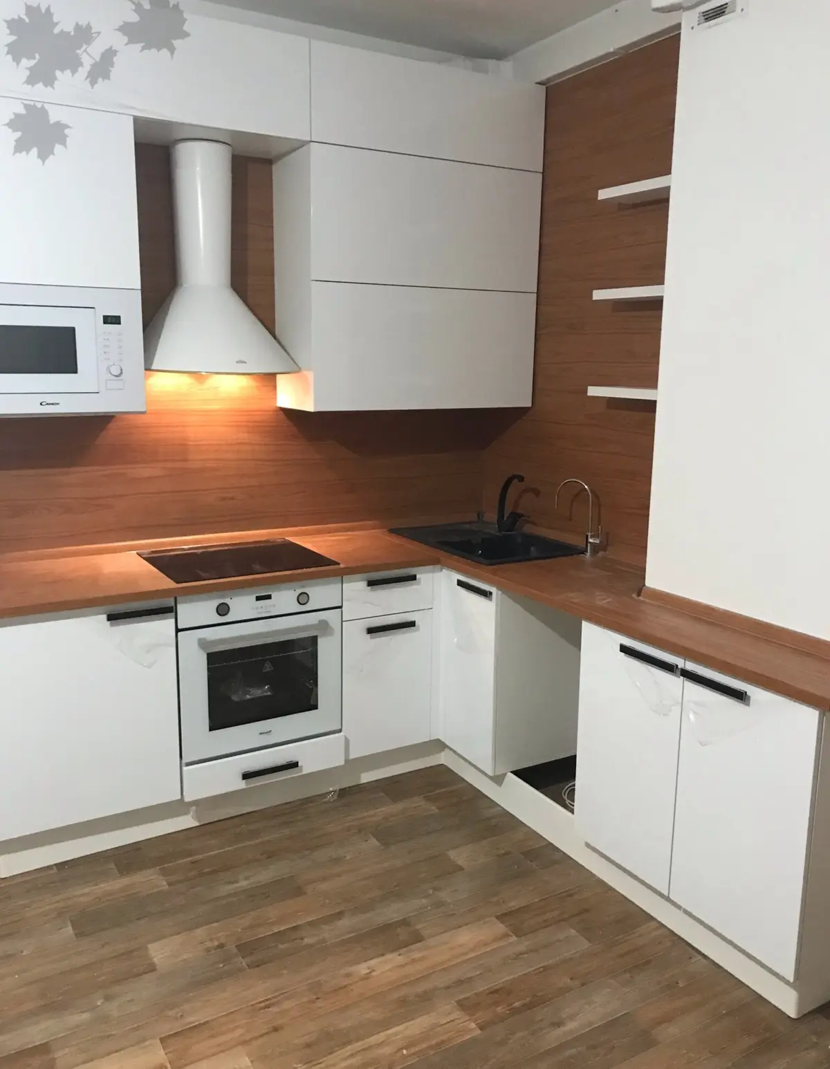 Белая кухня с деревом от Premier Garden  3