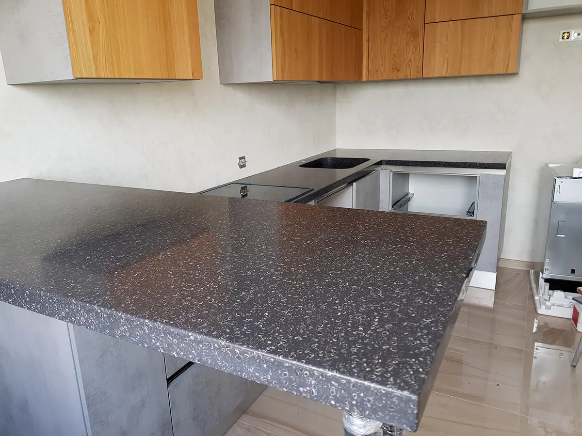 Столешница с барной стойкой из искусственного камня Staron QN287 Mosaic Nimbus  2
