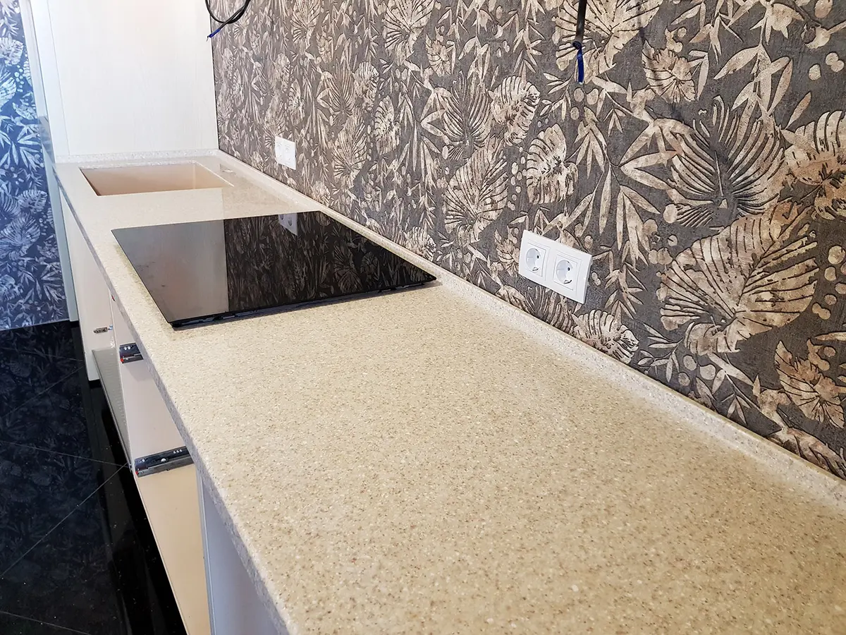 Кухонная столешница из искусственного камня Corian Sahara бежево-коричневого цвета с вкраплениями 1