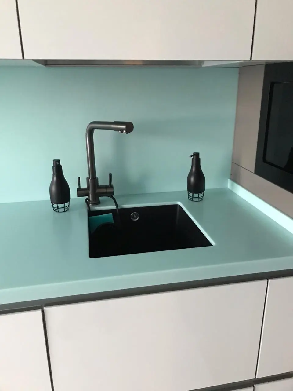 Столешница с кухонным фартуком из искусственного камня Corian Mint Ice 3