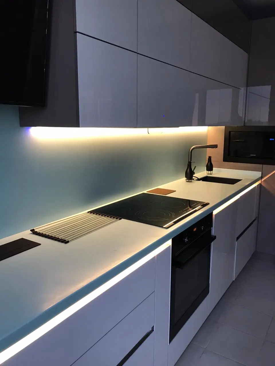 Столешница с кухонным фартуком из искусственного камня Corian Mint Ice 4