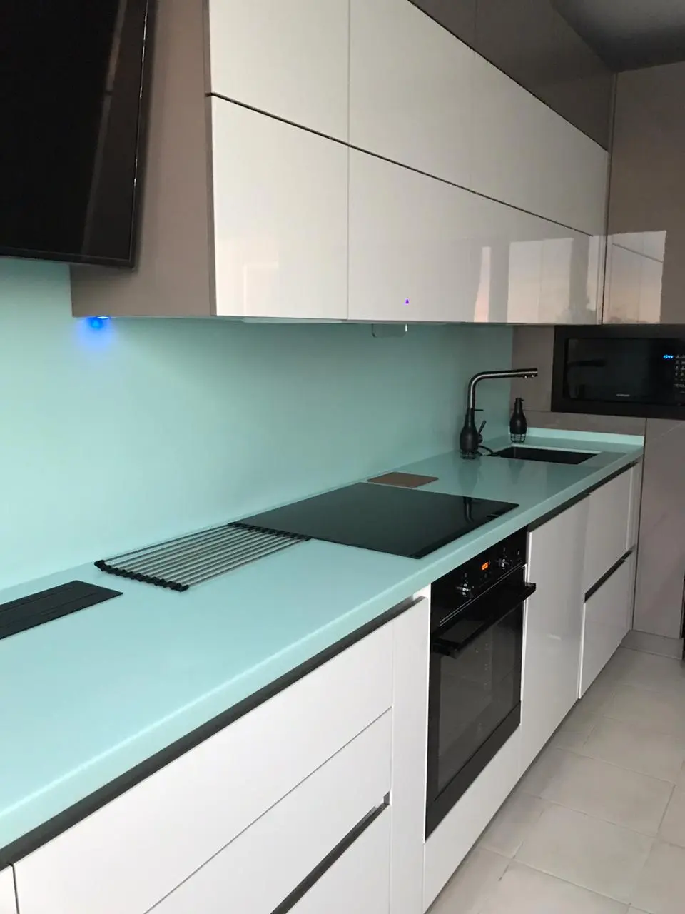 Столешница с кухонным фартуком из искусственного камня Corian Mint Ice 5