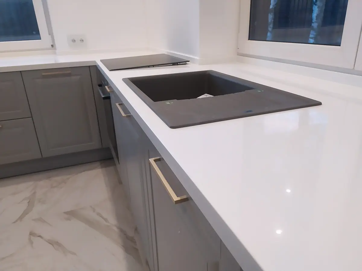 Подоконник-столешница с барной стойкой из искусственного камня Tristone A-104 Pure White 3
