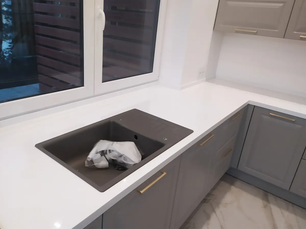 Подоконник-столешница с барной стойкой из искусственного камня Tristone A-104 Pure White 4