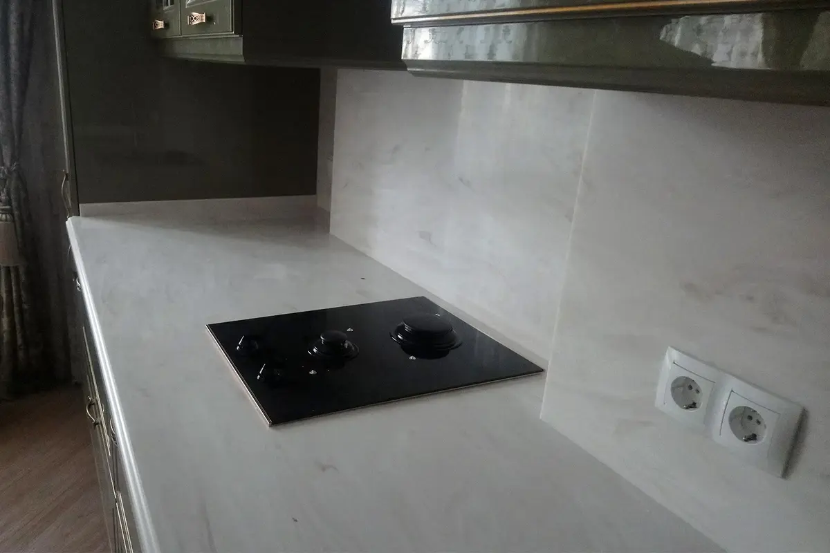 Столешница с кухонным фартуком из искусственного камня Corian Sand Storm 2