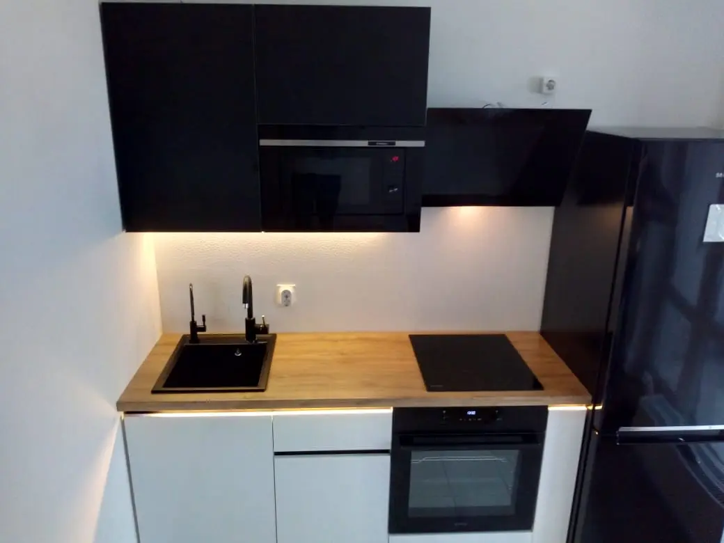 Черно-белый кухонный гарнитур от Premier Garden  1