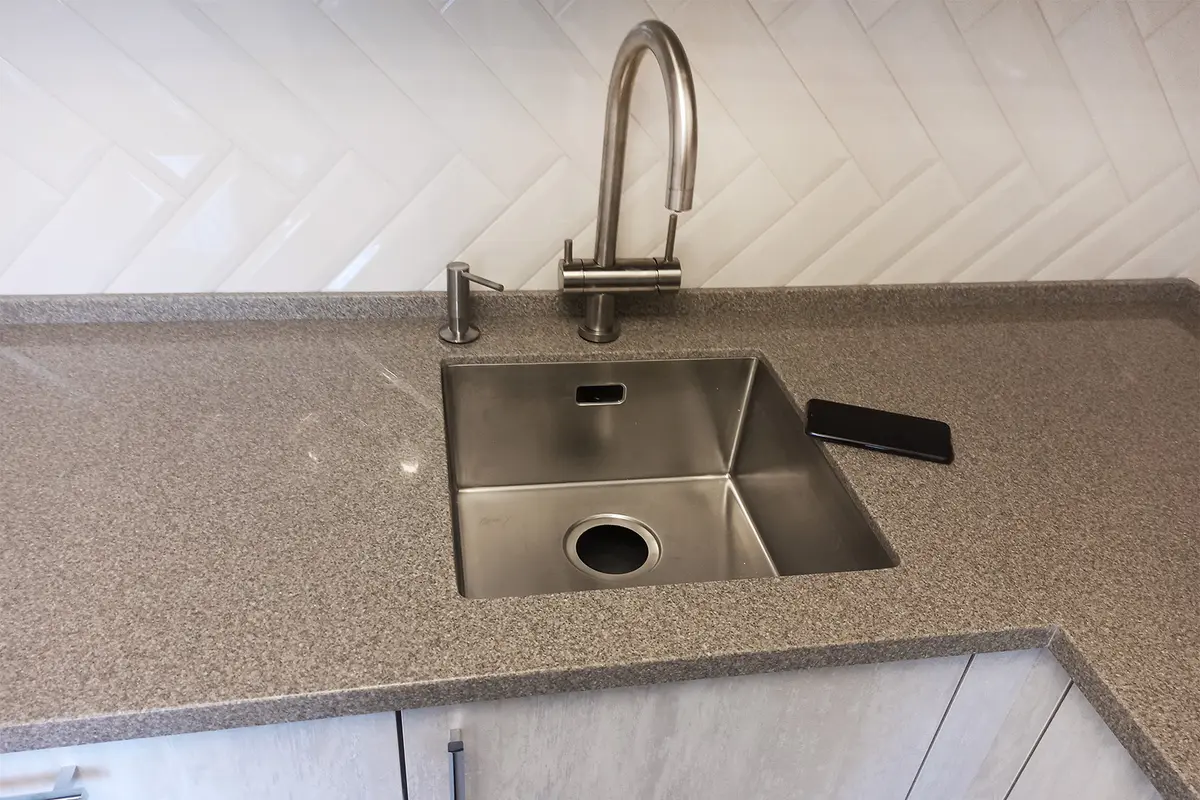 Столешница из искусственного камня Corian Matterhorn 2