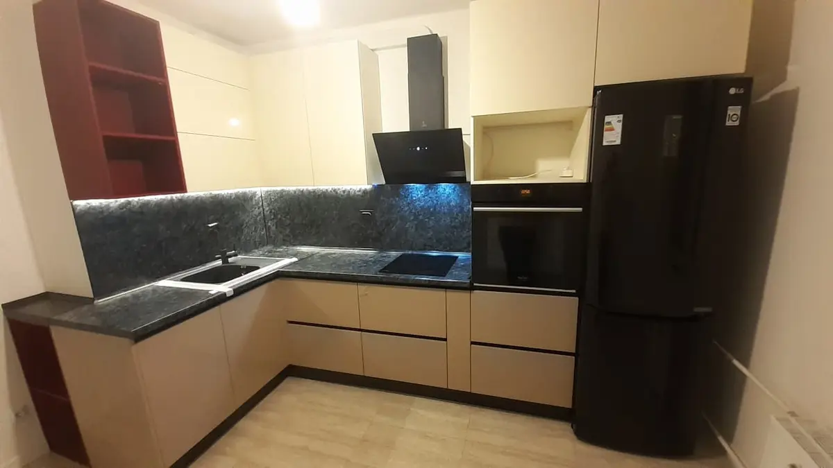 Уголовой кухонный гарнитур от Premier Garden с бордовыми вставками. 1