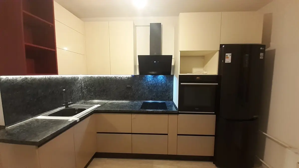 Уголовой кухонный гарнитур от Premier Garden с бордовыми вставками. 2