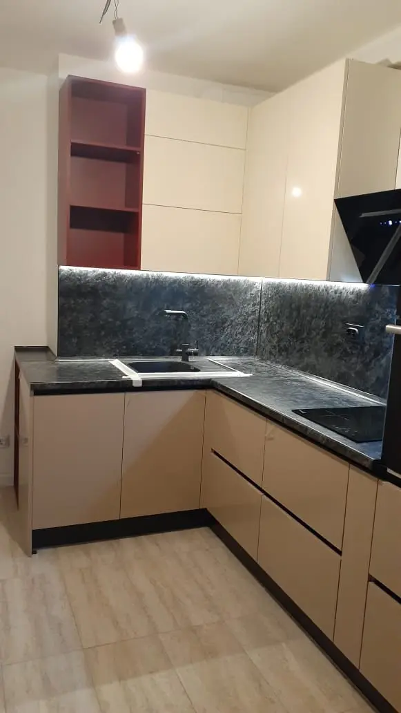 Уголовой кухонный гарнитур от Premier Garden с бордовыми вставками. 3
