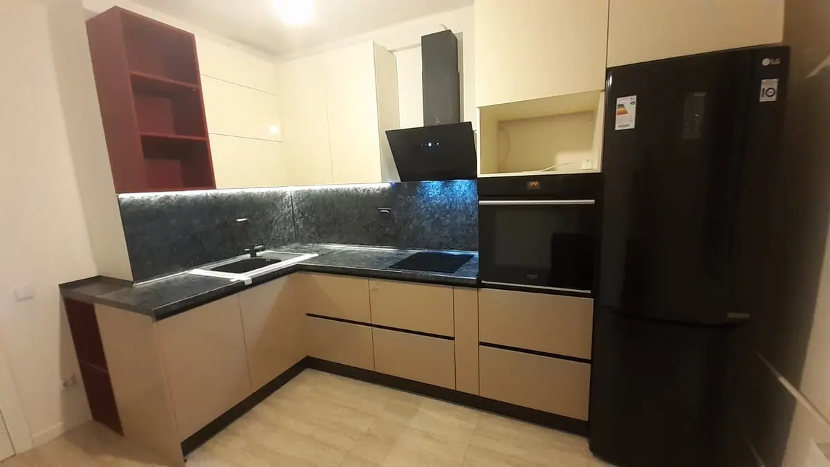 Уголовой кухонный гарнитур от Premier Garden с бордовыми вставками. 4