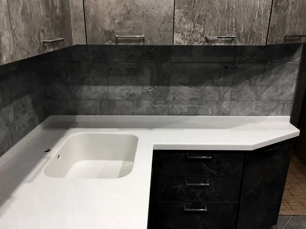 Подоконник-столешница из искусственного камня Corian 4