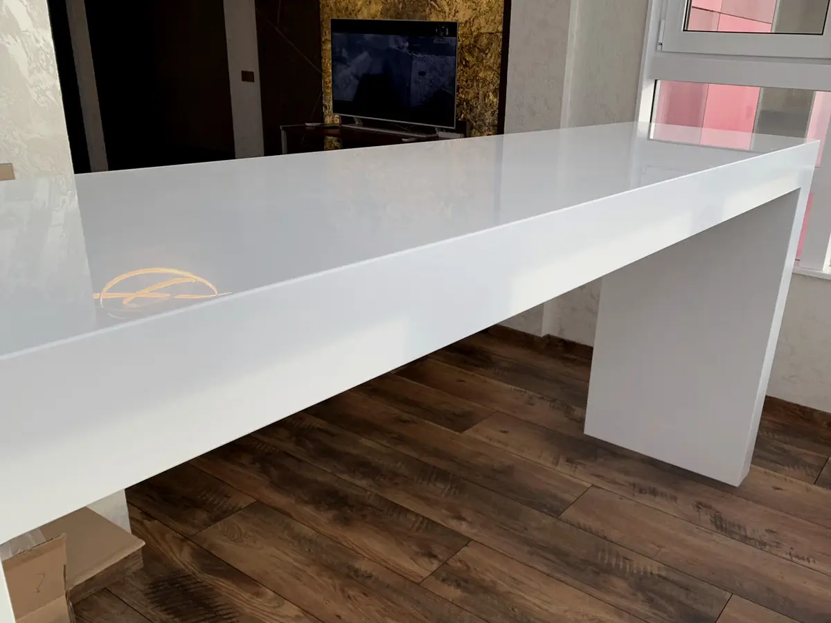Барная стойка из искусственного камня Staron белого цвета 3