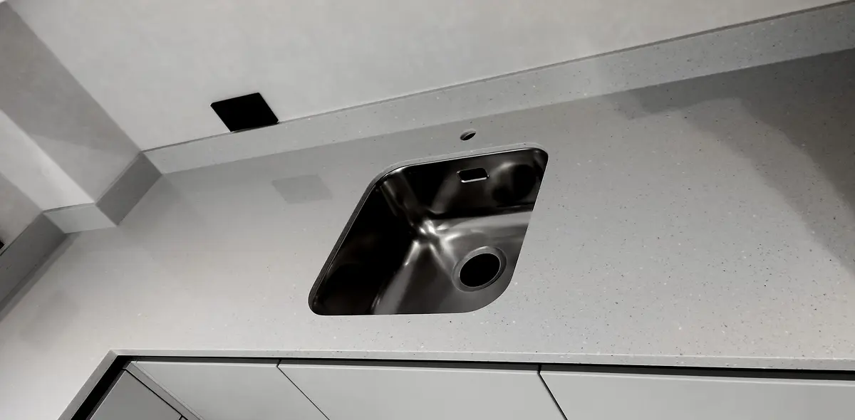 Серая кухонная столешница из искусственного камня Hi-Macs под бетон 4