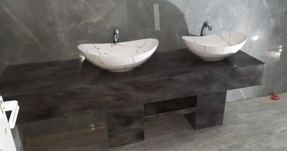 3 стола для санузлов из искусственного камня Corian 2