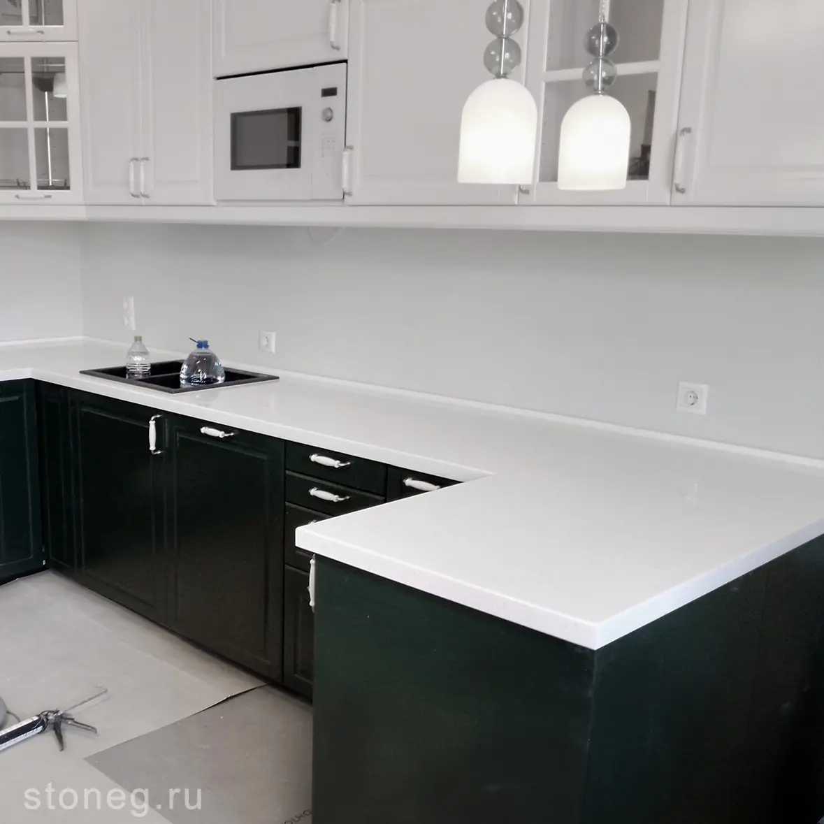 Staron: белая кухонная столешница из искусственного камня 5