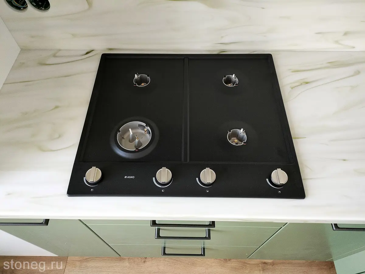 Corian Onyx: столешница со стеновыми для зелёной кухни 2