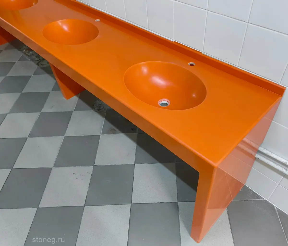 Hi-Macs S027 Orange Solid Стол с интегрированными раковинами и ногами из искусственного камня 2