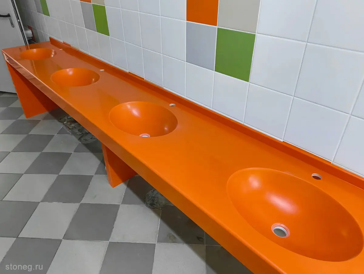 Hi-Macs S027 Orange Solid Стол с интегрированными раковинами и ногами из искусственного камня 3